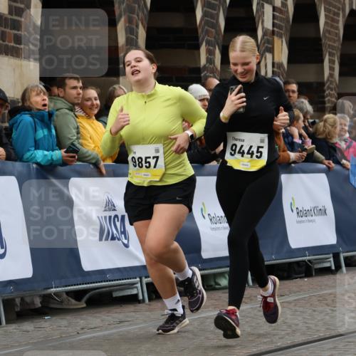 05.10.2025 - 20. swb-Marathon Bremen Strokosch-Dieckow http://msf.ph/oto/9289795 05.10.2025 11:22:43 Ziel 9445, 9857 meine-sportfotos.de