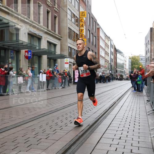 05.10.2025 - 20. swb-Marathon Bremen Strokosch-Dieckow http://msf.ph/oto/9289807 05.10.2025 12:32:21 Ziel 309, 309 meine-sportfotos.de