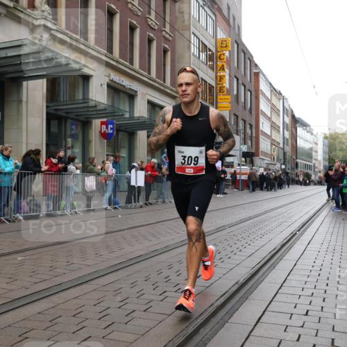 05.10.2025 - 20. swb-Marathon Bremen Strokosch-Dieckow http://msf.ph/oto/9289817 05.10.2025 12:32:22 Ziel 309, 309 meine-sportfotos.de
