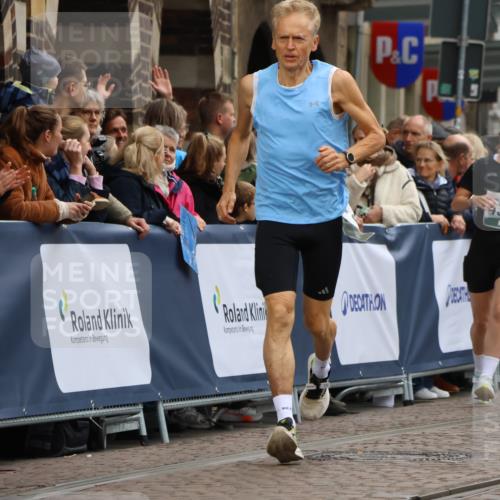 05.10.2025 - 20. swb-Marathon Bremen Strokosch-Dieckow http://msf.ph/oto/9289823 05.10.2025 11:23:06 Ziel 9808 meine-sportfotos.de