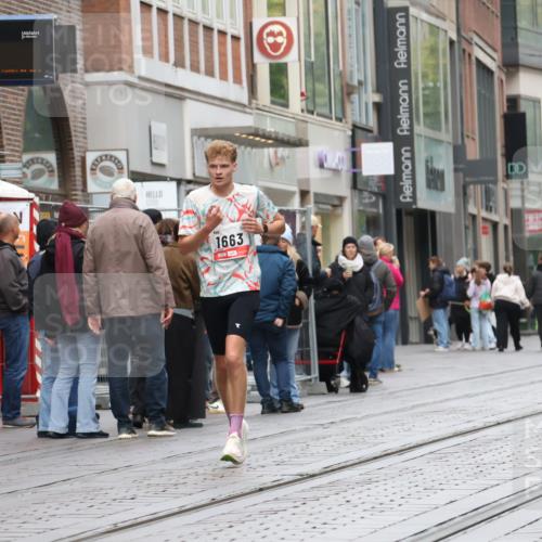 05.10.2025 - 20. swb-Marathon Bremen Strokosch-Dieckow http://msf.ph/oto/9289840 05.10.2025 12:33:47 Ziel 888, 1663, 888, 1663 meine-sportfotos.de
