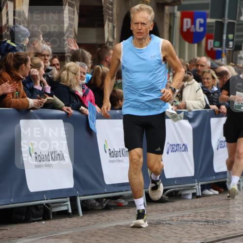 05.10.2025 - 20. swb-Marathon Bremen Strokosch-Dieckow http://msf.ph/oto/9289846 05.10.2025 11:23:06 Ziel 9808 meine-sportfotos.de