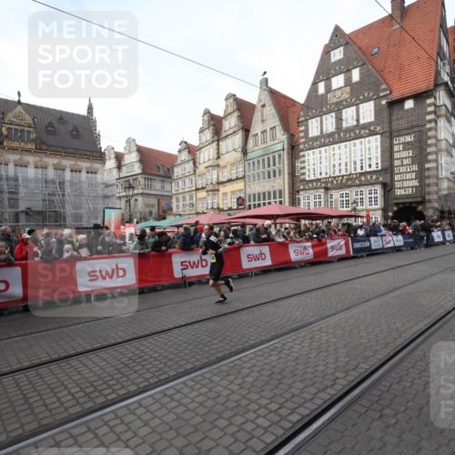 05.10.2025 - 20. swb-Marathon Bremen Yannick Fuchs http://msf.ph/oto/9289849 05.10.2025 10:47:10 Ziel 9546, 9562 meine-sportfotos.de