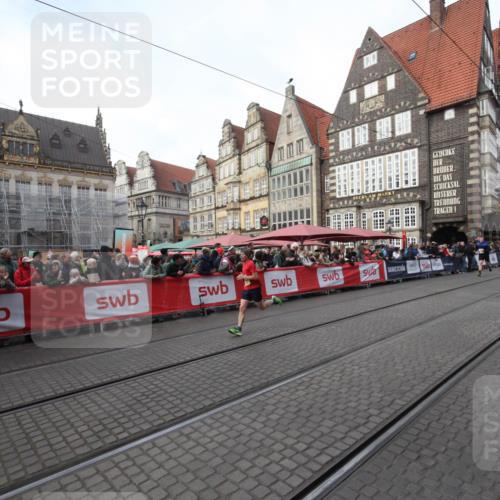 05.10.2025 - 20. swb-Marathon Bremen Yannick Fuchs http://msf.ph/oto/9289853 05.10.2025 10:47:15 Ziel 9411, 9546 meine-sportfotos.de