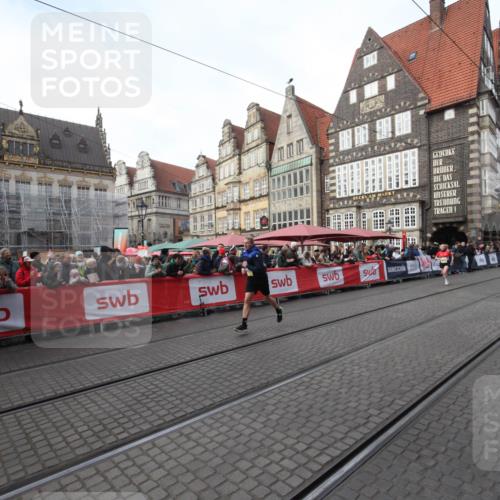 05.10.2025 - 20. swb-Marathon Bremen Yannick Fuchs http://msf.ph/oto/9289856 05.10.2025 10:47:18 Ziel 9411, 9711 meine-sportfotos.de