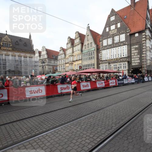 05.10.2025 - 20. swb-Marathon Bremen Yannick Fuchs http://msf.ph/oto/9289860 05.10.2025 10:47:21 Ziel 9670, 9711 meine-sportfotos.de