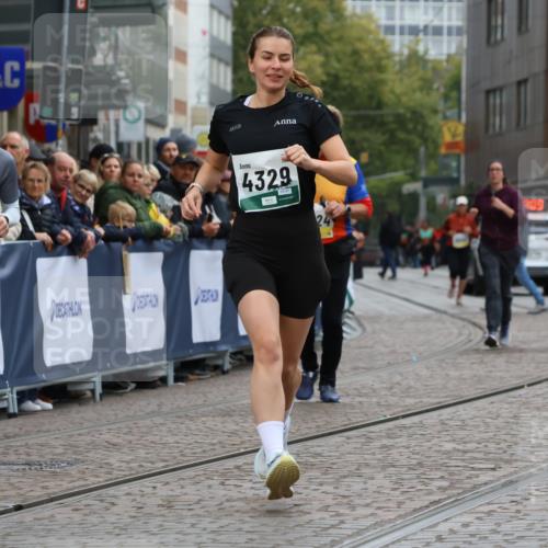 05.10.2025 - 20. swb-Marathon Bremen Strokosch-Dieckow http://msf.ph/oto/9289875 05.10.2025 11:23:09 Ziel 9808 meine-sportfotos.de