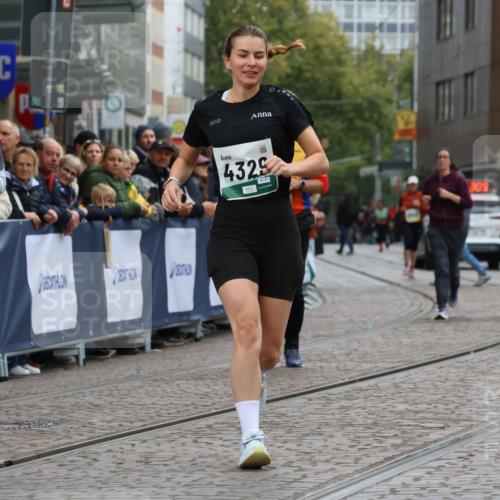 05.10.2025 - 20. swb-Marathon Bremen Strokosch-Dieckow http://msf.ph/oto/9289904 05.10.2025 11:23:09 Ziel 9808 meine-sportfotos.de