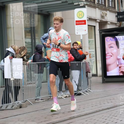 05.10.2025 - 20. swb-Marathon Bremen Strokosch-Dieckow http://msf.ph/oto/9289930 05.10.2025 12:33:53 Ziel 888, 1663, 888, 1663 meine-sportfotos.de