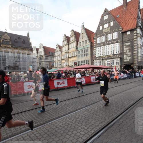 05.10.2025 - 20. swb-Marathon Bremen Yannick Fuchs http://msf.ph/oto/9289932 05.10.2025 10:47:43 Ziel 9377, 10073, 10676, 10850, 10875, 10947, 11330, 11409, 11708 meine-sportfotos.de