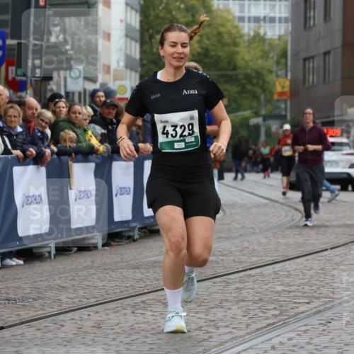05.10.2025 - 20. swb-Marathon Bremen Strokosch-Dieckow http://msf.ph/oto/9289934 05.10.2025 11:23:09 Ziel 9808 meine-sportfotos.de