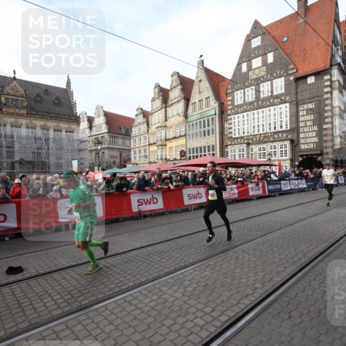 05.10.2025 - 20. swb-Marathon Bremen Yannick Fuchs http://msf.ph/oto/9289954 05.10.2025 10:47:52 Ziel 10382, 10601, 10929 meine-sportfotos.de