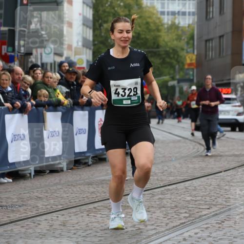 05.10.2025 - 20. swb-Marathon Bremen Strokosch-Dieckow http://msf.ph/oto/9289958 05.10.2025 11:23:09 Ziel 9808 meine-sportfotos.de