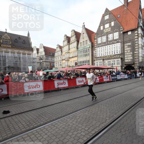 05.10.2025 - 20. swb-Marathon Bremen Yannick Fuchs http://msf.ph/oto/9289959 05.10.2025 10:47:54 Ziel 9929, 10929 meine-sportfotos.de