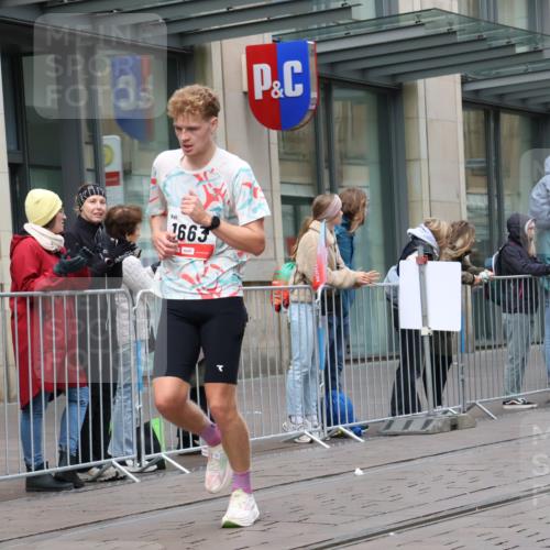 05.10.2025 - 20. swb-Marathon Bremen Strokosch-Dieckow http://msf.ph/oto/9289962 05.10.2025 12:33:54 Ziel 888, 1663, 888, 1663 meine-sportfotos.de