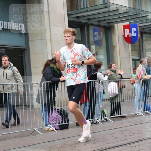 05.10.2025 - 20. swb-Marathon Bremen Strokosch-Dieckow http://msf.ph/oto/9289972 05.10.2025 12:33:54 Ziel 888, 1663, 888, 1663 meine-sportfotos.de
