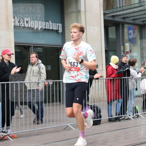 05.10.2025 - 20. swb-Marathon Bremen Strokosch-Dieckow http://msf.ph/oto/9289981 05.10.2025 12:33:55 Ziel 888, 1663, 888, 1663 meine-sportfotos.de