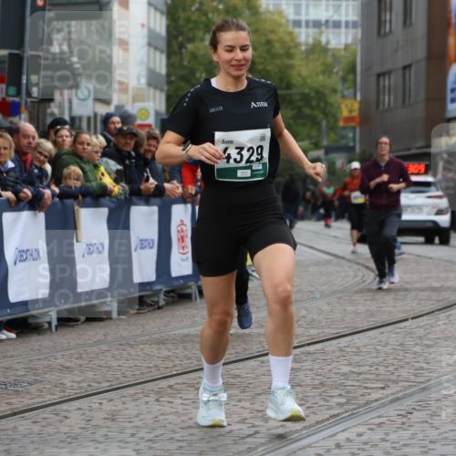 05.10.2025 - 20. swb-Marathon Bremen Strokosch-Dieckow http://msf.ph/oto/9289989 05.10.2025 11:23:09 Ziel 9808 meine-sportfotos.de