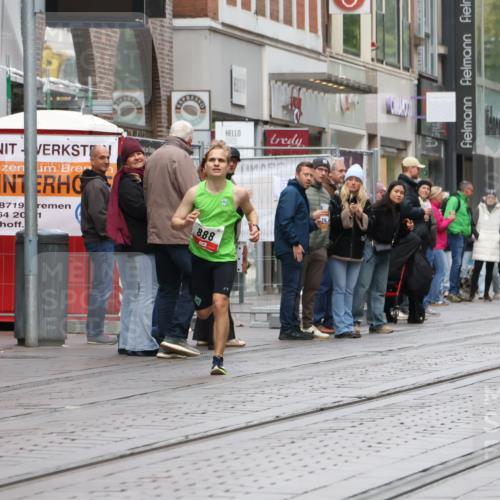 05.10.2025 - 20. swb-Marathon Bremen Strokosch-Dieckow http://msf.ph/oto/9289990 05.10.2025 12:34:03 Ziel 888, 1663, 888, 1663 meine-sportfotos.de