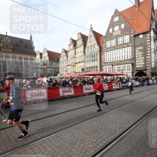 05.10.2025 - 20. swb-Marathon Bremen Yannick Fuchs http://msf.ph/oto/9289991 05.10.2025 10:48:05 Ziel 9240, 10266, 11187 meine-sportfotos.de
