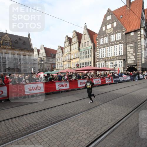 05.10.2025 - 20. swb-Marathon Bremen Yannick Fuchs http://msf.ph/oto/9289998 05.10.2025 10:48:06 Ziel 9240, 10266, 10392, 10818 meine-sportfotos.de