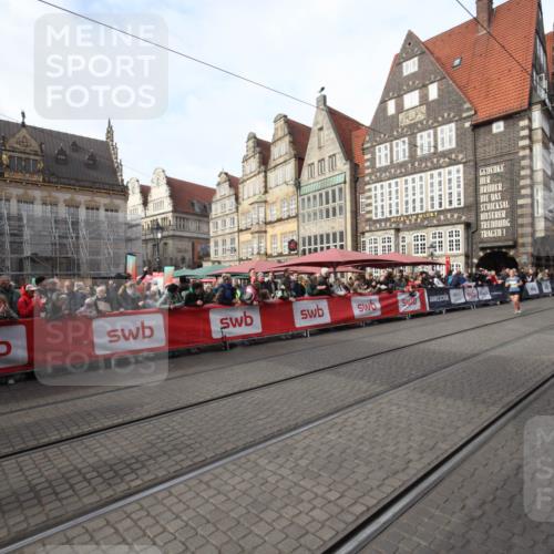 05.10.2025 - 20. swb-Marathon Bremen Yannick Fuchs http://msf.ph/oto/9290006 05.10.2025 10:48:08 Ziel 9240, 10392, 10818 meine-sportfotos.de