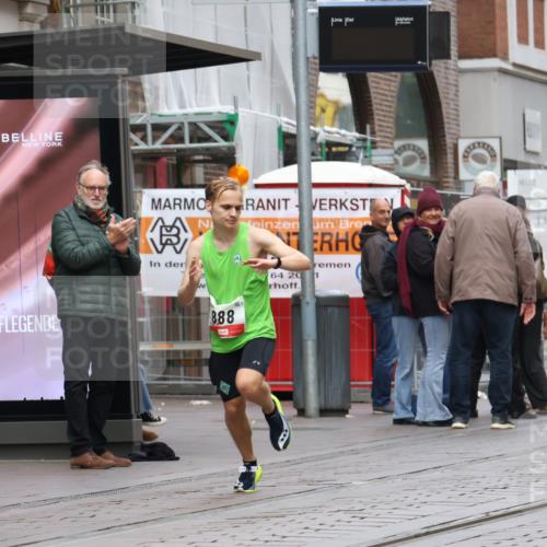 05.10.2025 - 20. swb-Marathon Bremen Strokosch-Dieckow http://msf.ph/oto/9290008 05.10.2025 12:34:05 Ziel 888, 1663, 888, 1663 meine-sportfotos.de