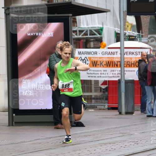 05.10.2025 - 20. swb-Marathon Bremen Strokosch-Dieckow http://msf.ph/oto/9290017 05.10.2025 12:34:06 Ziel 888, 888 meine-sportfotos.de