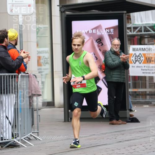 05.10.2025 - 20. swb-Marathon Bremen Strokosch-Dieckow http://msf.ph/oto/9290022 05.10.2025 12:34:06 Ziel 888, 888 meine-sportfotos.de