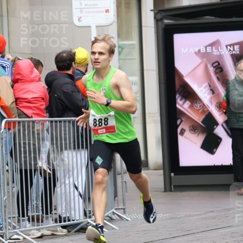 05.10.2025 - 20. swb-Marathon Bremen Strokosch-Dieckow http://msf.ph/oto/9290031 05.10.2025 12:34:07 Ziel 888, 888 meine-sportfotos.de
