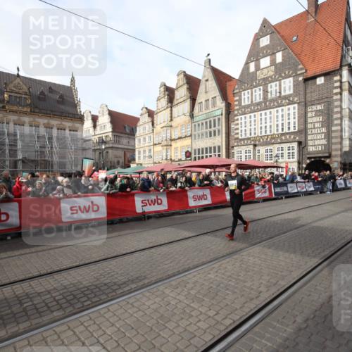 05.10.2025 - 20. swb-Marathon Bremen Yannick Fuchs http://msf.ph/oto/9290038 05.10.2025 10:48:18 Ziel 9293, 9641, 9706, 10931, 10953, 11561, 11637 meine-sportfotos.de