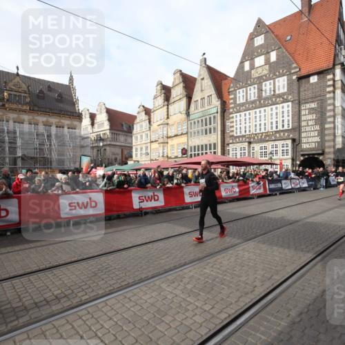 05.10.2025 - 20. swb-Marathon Bremen Yannick Fuchs http://msf.ph/oto/9290040 05.10.2025 10:48:18 Ziel 9293, 9641, 9706, 10931, 10953, 11561, 11637 meine-sportfotos.de
