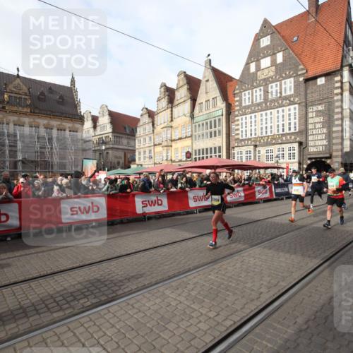 05.10.2025 - 20. swb-Marathon Bremen Yannick Fuchs http://msf.ph/oto/9290042 05.10.2025 10:48:21 Ziel 9293, 9641, 9706, 10931, 11119, 11292, 11561, 11637 meine-sportfotos.de