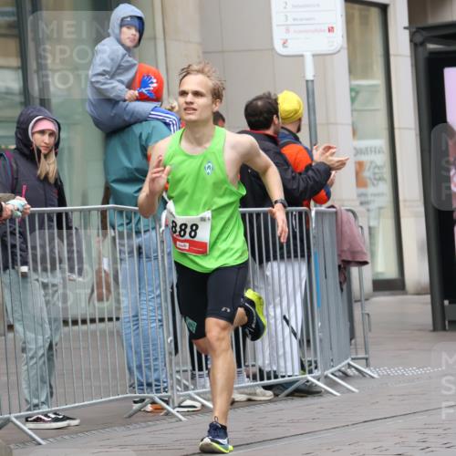 05.10.2025 - 20. swb-Marathon Bremen Strokosch-Dieckow http://msf.ph/oto/9290045 05.10.2025 12:34:07 Ziel 888, 888 meine-sportfotos.de