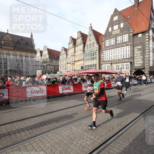 05.10.2025 - 20. swb-Marathon Bremen Yannick Fuchs http://msf.ph/oto/9290054 05.10.2025 10:48:22 Ziel 9293, 9404, 9641, 9706, 10931, 11119, 11292, 11561, 11637 meine-sportfotos.de