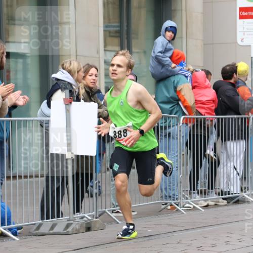 05.10.2025 - 20. swb-Marathon Bremen Strokosch-Dieckow http://msf.ph/oto/9290057 05.10.2025 12:34:08 Ziel 888, 888 meine-sportfotos.de