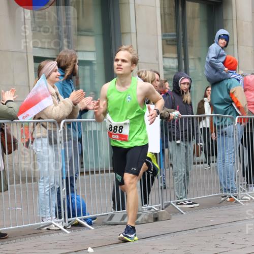 05.10.2025 - 20. swb-Marathon Bremen Strokosch-Dieckow http://msf.ph/oto/9290064 05.10.2025 12:34:08 Ziel 888, 888 meine-sportfotos.de