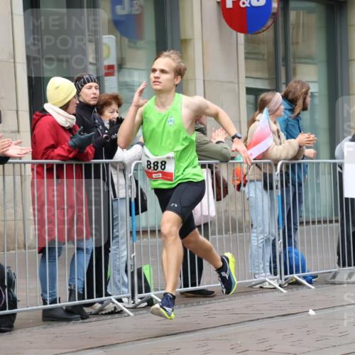 05.10.2025 - 20. swb-Marathon Bremen Strokosch-Dieckow http://msf.ph/oto/9290080 05.10.2025 12:34:09 Ziel 888, 888 meine-sportfotos.de