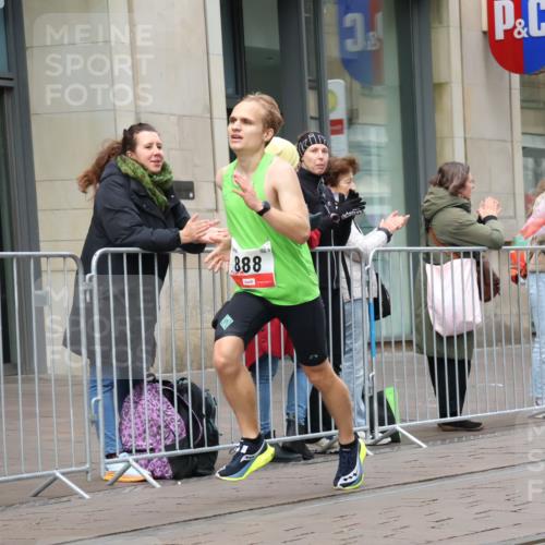 05.10.2025 - 20. swb-Marathon Bremen Strokosch-Dieckow http://msf.ph/oto/9290090 05.10.2025 12:34:09 Ziel 888, 888 meine-sportfotos.de
