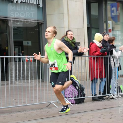 05.10.2025 - 20. swb-Marathon Bremen Strokosch-Dieckow http://msf.ph/oto/9290100 05.10.2025 12:34:09 Ziel 888, 888 meine-sportfotos.de