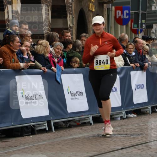 05.10.2025 - 20. swb-Marathon Bremen Strokosch-Dieckow http://msf.ph/oto/9290113 05.10.2025 11:23:24 Ziel 9840, 10724, 10731 meine-sportfotos.de