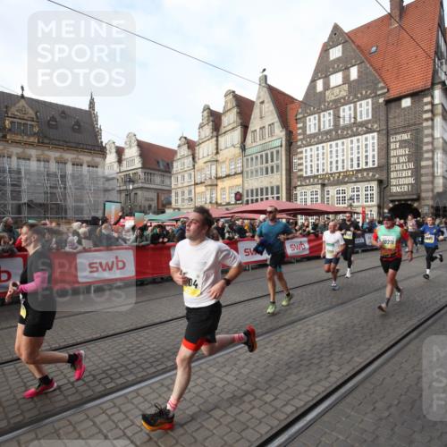 05.10.2025 - 20. swb-Marathon Bremen Yannick Fuchs http://msf.ph/oto/9290118 05.10.2025 10:48:30 Ziel 8787, 9298, 9665, 9704, 9810, 9958, 10109, 10131, 10211, 10685, 11005, 11357 meine-sportfotos.de