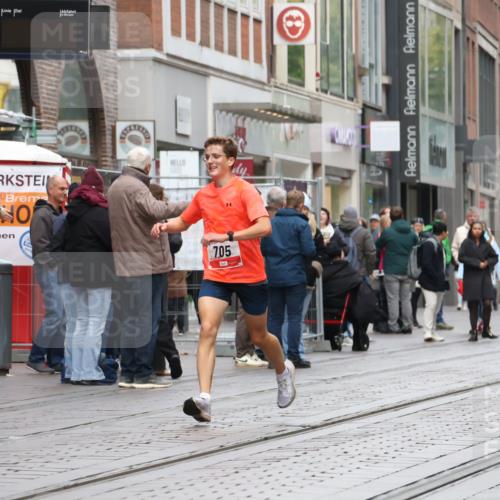 05.10.2025 - 20. swb-Marathon Bremen Strokosch-Dieckow http://msf.ph/oto/9290119 05.10.2025 12:34:41 Ziel 705, 705 meine-sportfotos.de