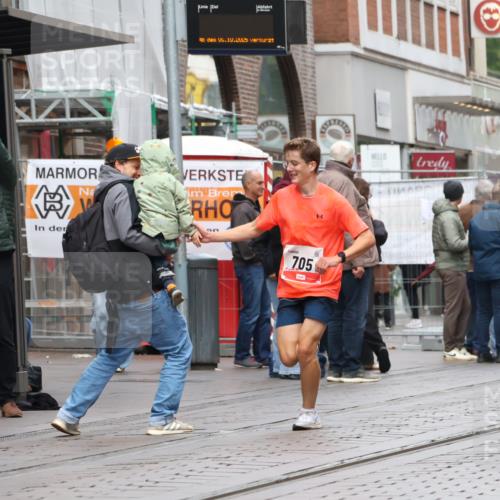 05.10.2025 - 20. swb-Marathon Bremen Strokosch-Dieckow http://msf.ph/oto/9290127 05.10.2025 12:34:41 Ziel 705, 705 meine-sportfotos.de