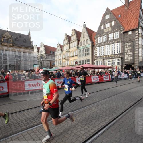05.10.2025 - 20. swb-Marathon Bremen Yannick Fuchs http://msf.ph/oto/9290131 05.10.2025 10:48:31 Ziel 8787, 9298, 9665, 9958, 10109, 10131, 10177, 10211, 10685, 11005, 11357, 11505 meine-sportfotos.de