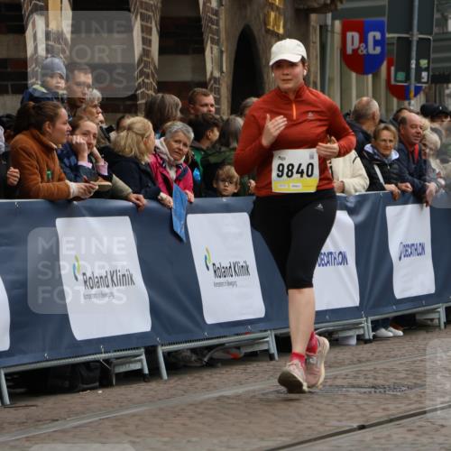 05.10.2025 - 20. swb-Marathon Bremen Strokosch-Dieckow http://msf.ph/oto/9290136 05.10.2025 11:23:24 Ziel 9840, 10724, 10731 meine-sportfotos.de
