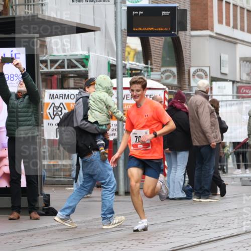 05.10.2025 - 20. swb-Marathon Bremen Strokosch-Dieckow http://msf.ph/oto/9290141 05.10.2025 12:34:42 Ziel 705, 705 meine-sportfotos.de