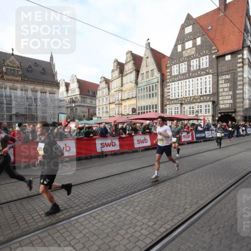 05.10.2025 - 20. swb-Marathon Bremen Yannick Fuchs http://msf.ph/oto/9290146 05.10.2025 10:48:34 Ziel 9298, 9385, 9437, 9478, 10131, 10177, 10685, 11005, 11357, 11505 meine-sportfotos.de