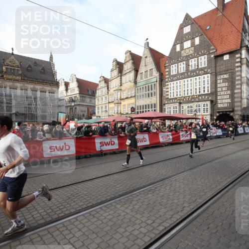 05.10.2025 - 20. swb-Marathon Bremen Yannick Fuchs http://msf.ph/oto/9290150 05.10.2025 10:48:34 Ziel 9298, 9385, 9437, 9478, 10131, 10177, 10685, 11005, 11357, 11505 meine-sportfotos.de