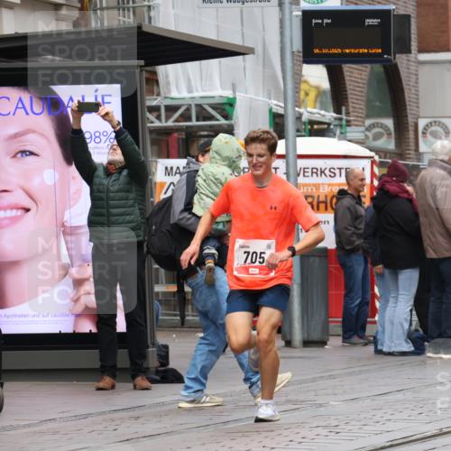 05.10.2025 - 20. swb-Marathon Bremen Strokosch-Dieckow http://msf.ph/oto/9290151 05.10.2025 12:34:42 Ziel 705, 705 meine-sportfotos.de